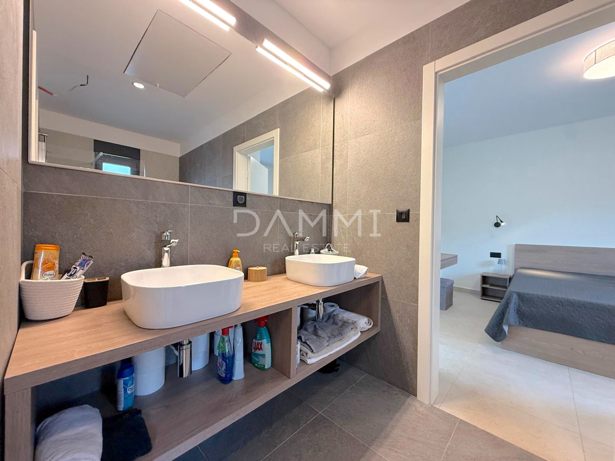 ISTRA, SVETI LOVREČ - MODERNA PRIZEMNICA Z BAZENOM V LEPEM OKOLJU