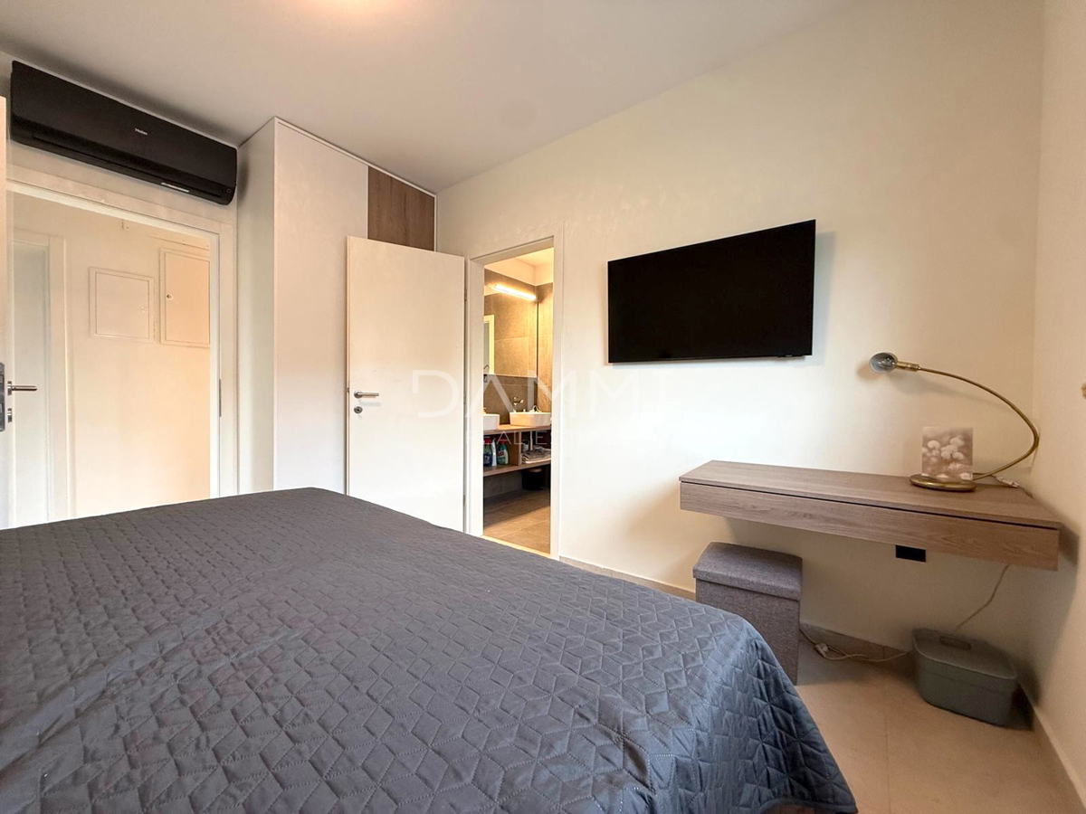 ISTRA, SVETI LOVREČ - MODERNA PRIZEMNICA Z BAZENOM V LEPEM OKOLJU