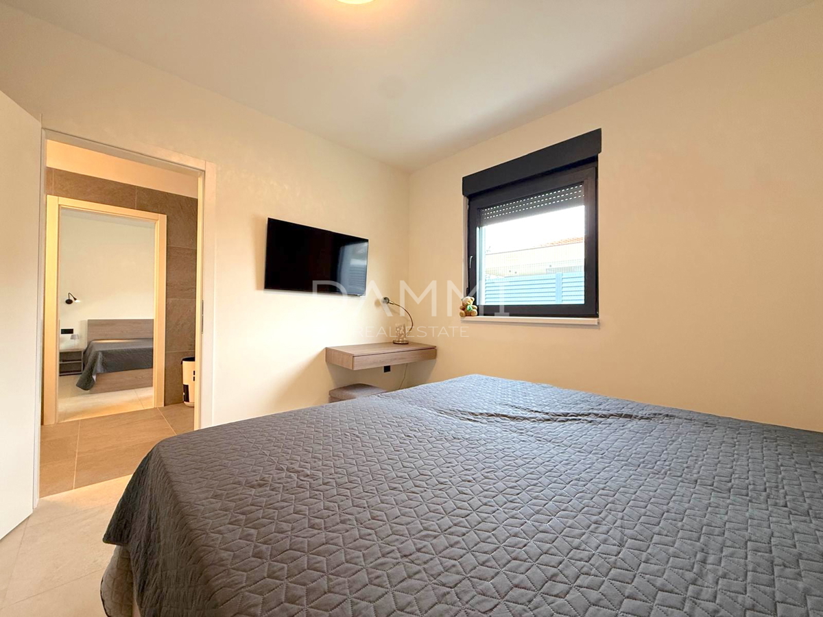 ISTRA, SVETI LOVREČ - MODERNA PRIZEMNICA Z BAZENOM V LEPEM OKOLJU