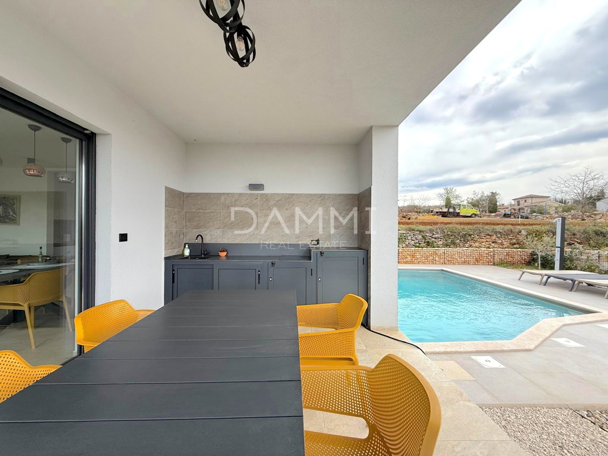 ISTRA, SVETI LOVREČ - MODERNA PRIZEMNICA Z BAZENOM V LEPEM OKOLJU