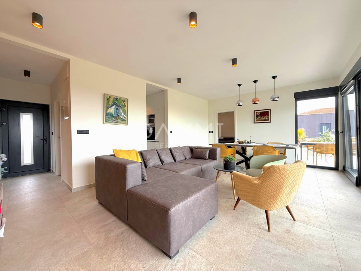 ISTRA, SVETI LOVREČ - MODERNA PRIZEMNICA Z BAZENOM V LEPEM OKOLJU