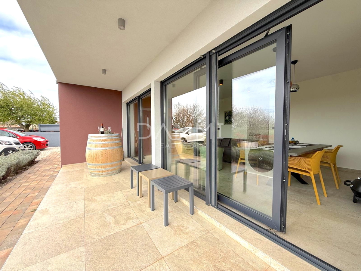 ISTRA, SVETI LOVREČ - MODERNA PRIZEMNICA Z BAZENOM V LEPEM OKOLJU