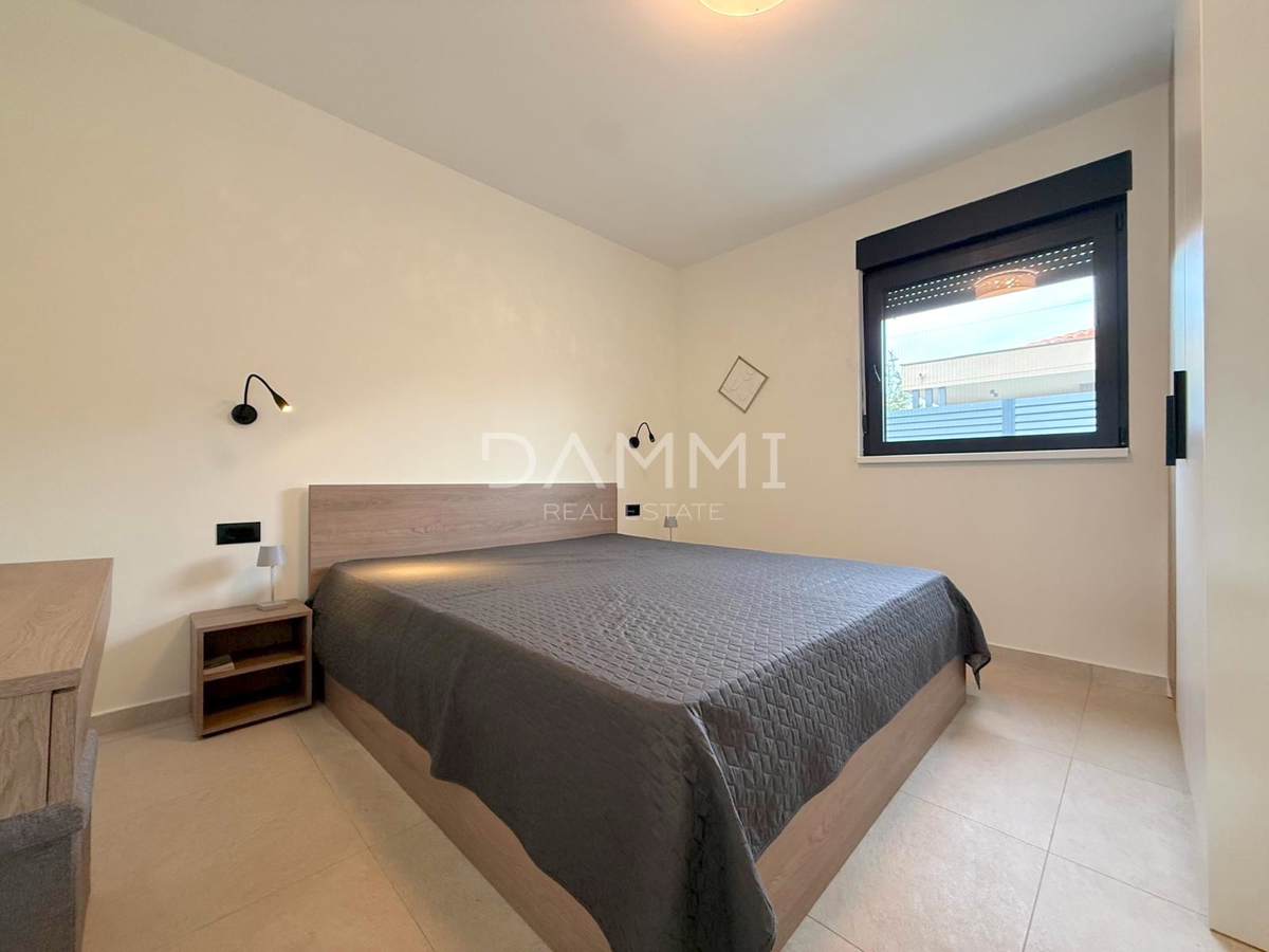 ISTRA, SVETI LOVREČ - MODERNA PRIZEMNICA Z BAZENOM V LEPEM OKOLJU