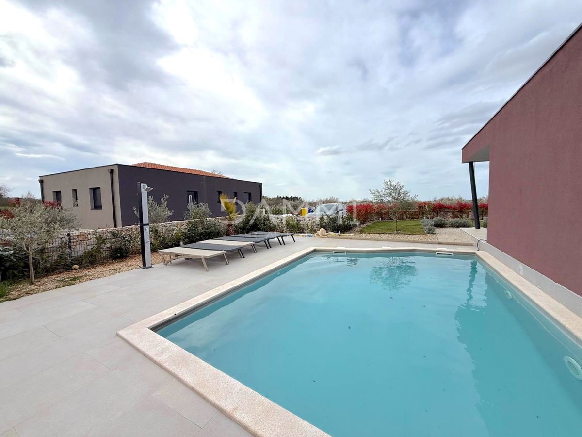 ISTRA, SVETI LOVREČ - MODERNA PRIZEMNICA Z BAZENOM V LEPEM OKOLJU