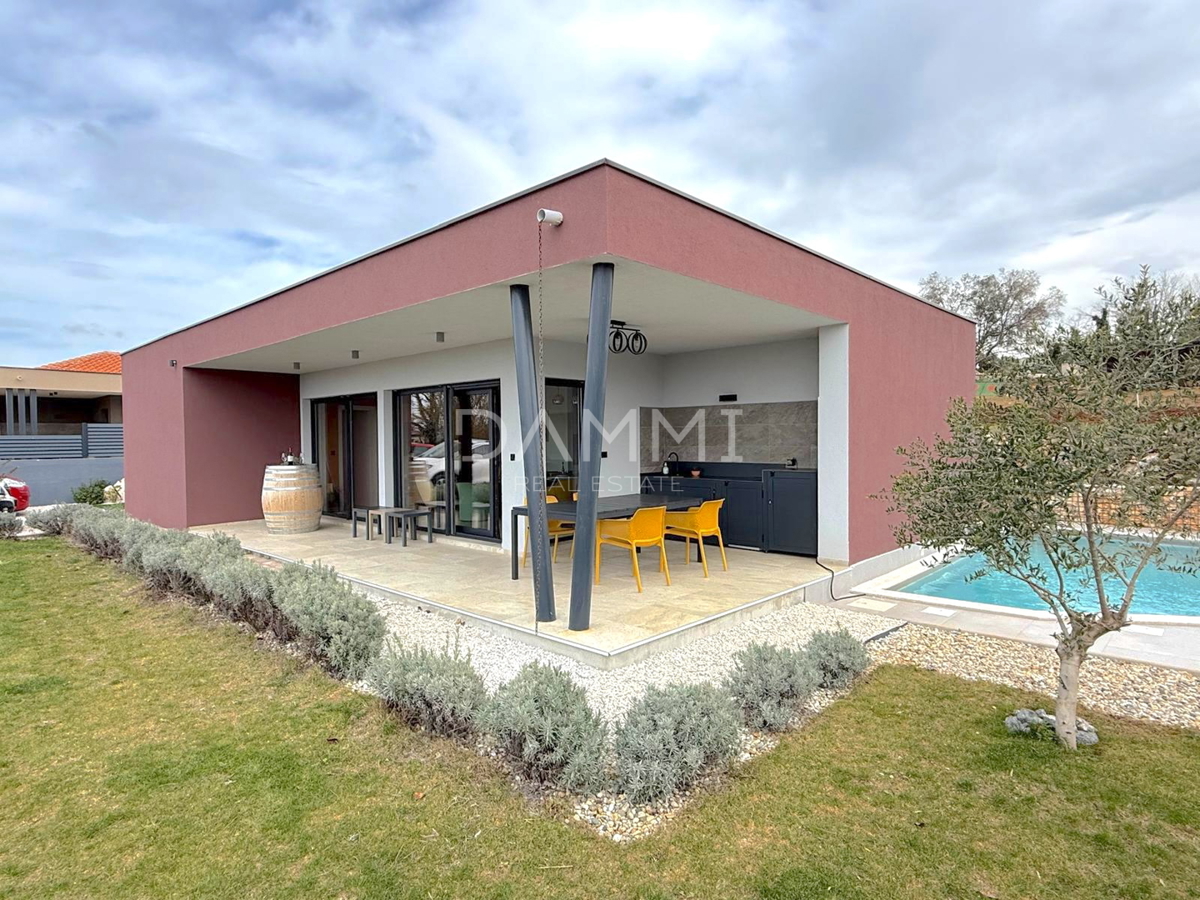 ISTRA, SVETI LOVREČ - MODERNA PRIZEMNICA Z BAZENOM V LEPEM OKOLJU