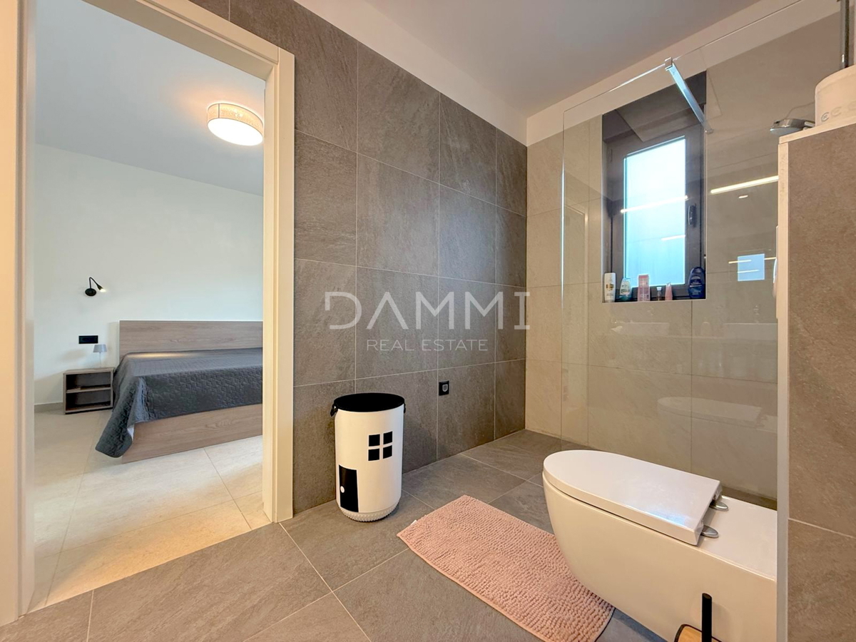 ISTRA, SVETI LOVREČ - MODERNA PRIZEMNICA Z BAZENOM V LEPEM OKOLJU