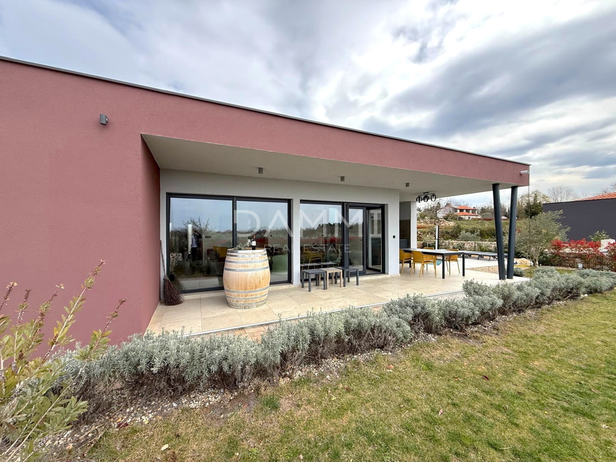 ISTRA, SVETI LOVREČ - MODERNA PRIZEMNICA Z BAZENOM V LEPEM OKOLJU