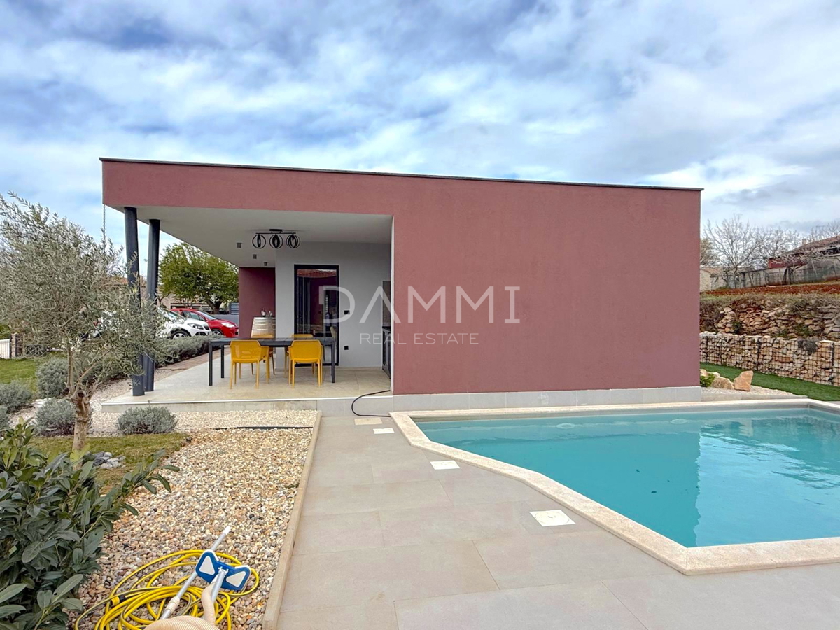 ISTRA, SVETI LOVREČ - MODERNA PRIZEMNICA Z BAZENOM V LEPEM OKOLJU