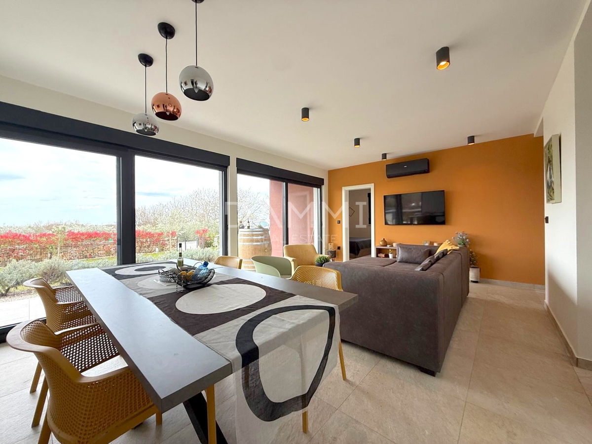 ISTRA, SVETI LOVREČ - MODERNA PRIZEMNICA Z BAZENOM V LEPEM OKOLJU