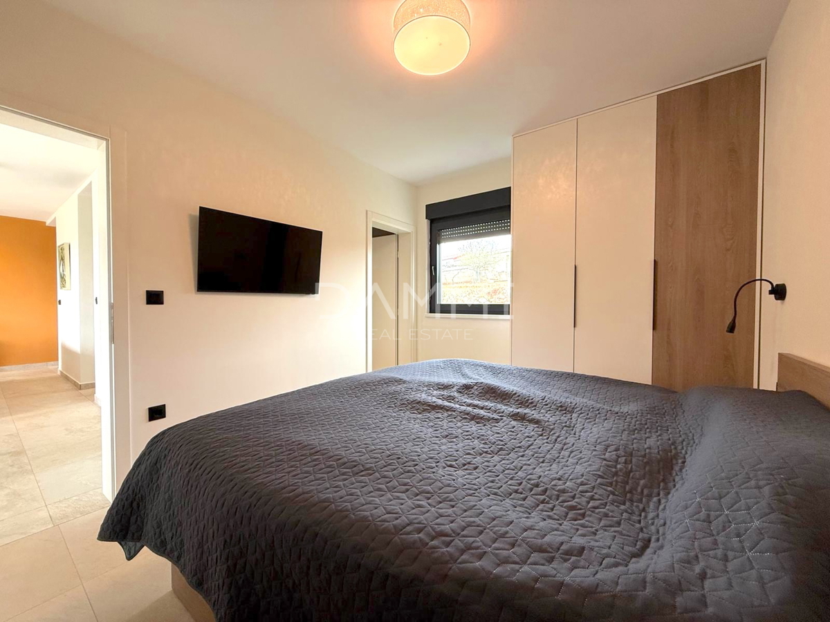 ISTRA, SVETI LOVREČ - MODERNA PRIZEMNICA Z BAZENOM V LEPEM OKOLJU