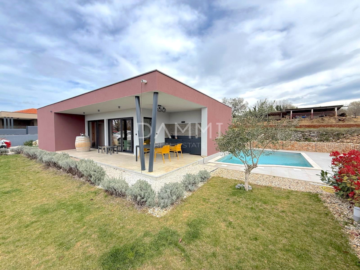 ISTRA, SVETI LOVREČ - MODERNA PRIZEMNICA Z BAZENOM V LEPEM OKOLJU