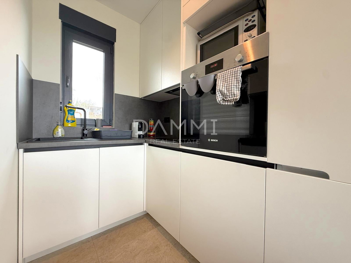 ISTRA, SVETI LOVREČ - MODERNA PRIZEMNICA Z BAZENOM V LEPEM OKOLJU