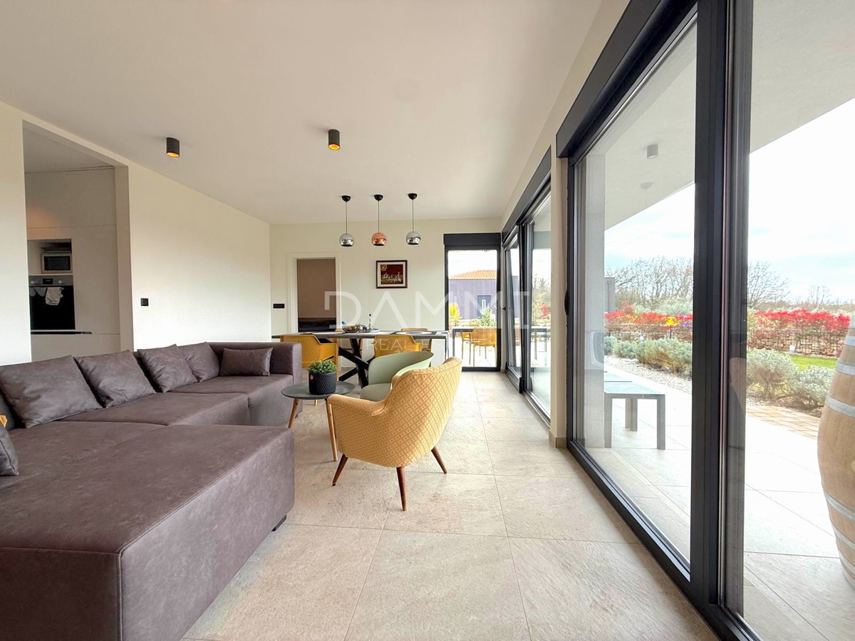 ISTRA, SVETI LOVREČ - MODERNA PRIZEMNICA Z BAZENOM V LEPEM OKOLJU