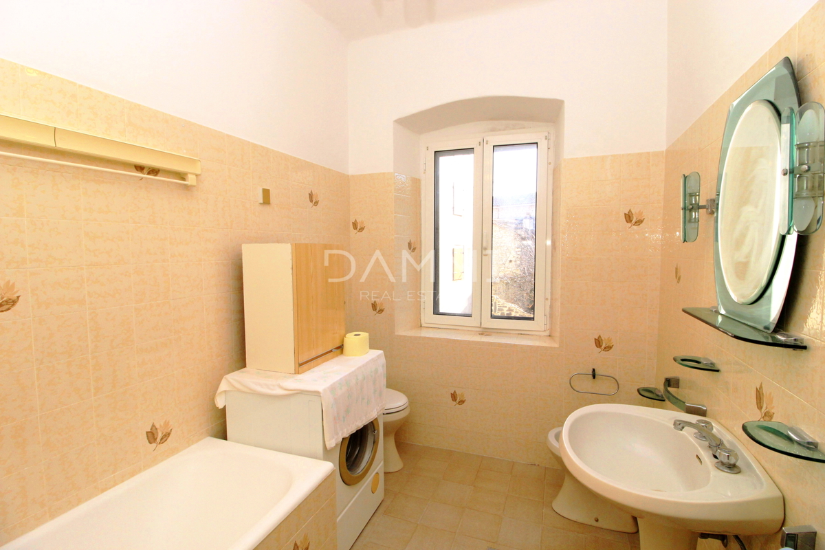 Bale, Istra - hiša s poslovnim prostorom, odlična lokacija v centru Bala