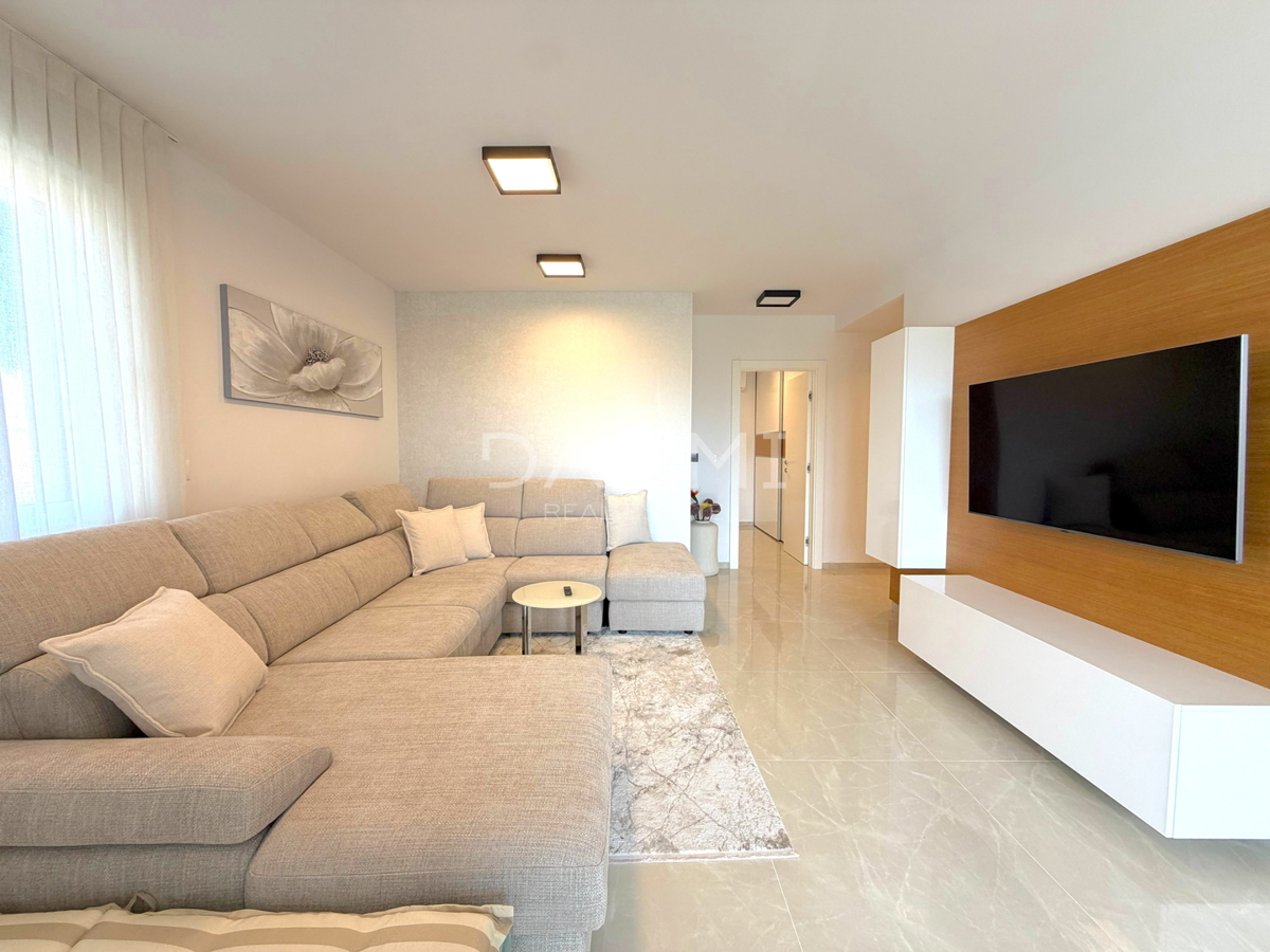 ISTRA, POREČ - POPOLNOMA UREJENO DVOSOBNO STANOVANJE V BLIŽINI MORJA