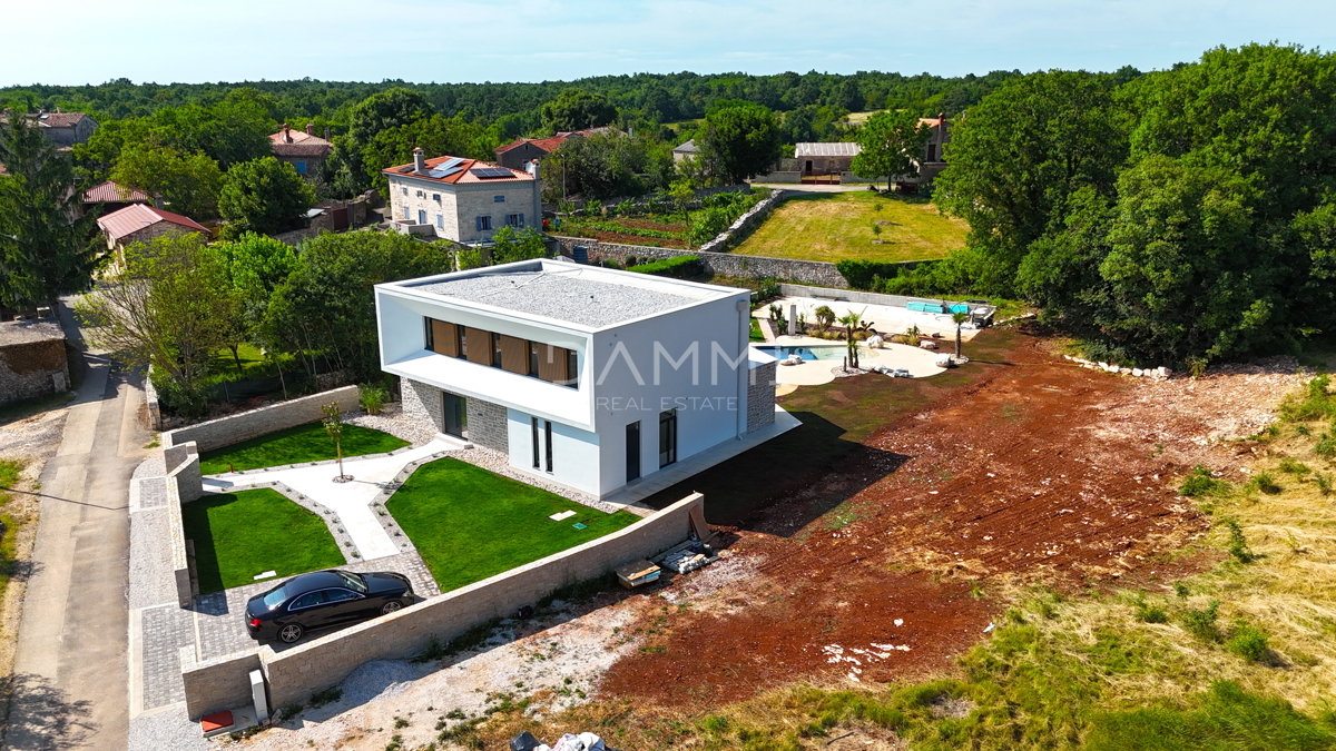 ISTRA, TINJAN - Moderna vila z edinstvenim bazenom in igriščem za padel