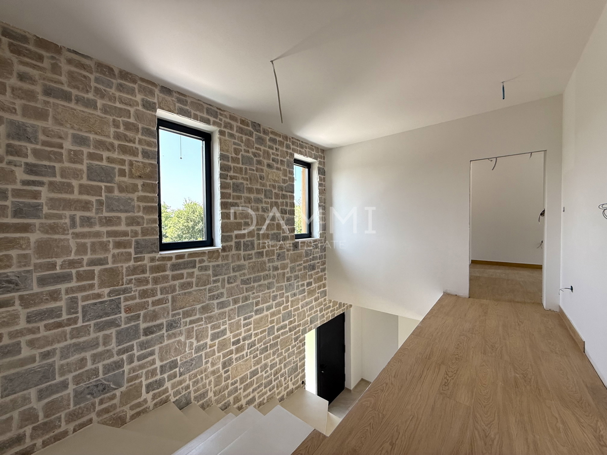 ISTRA, TINJAN - Moderna vila z edinstvenim bazenom in igriščem za padel