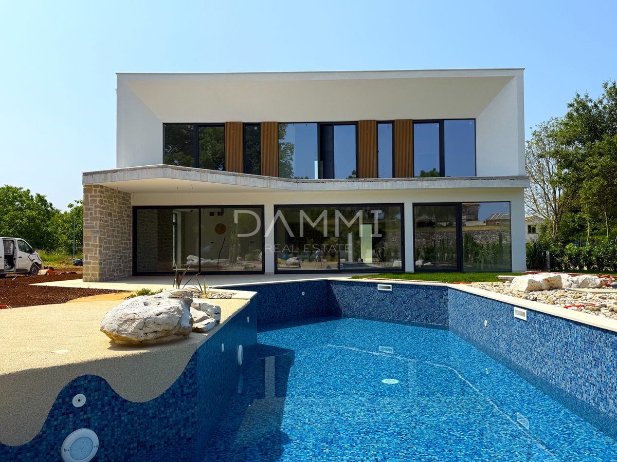 ISTRA, TINJAN - Moderna vila z edinstvenim bazenom in igriščem za padel