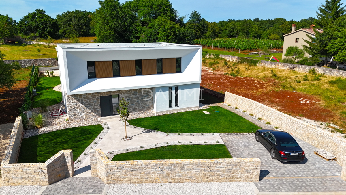 ISTRA, TINJAN - Moderna vila z edinstvenim bazenom in igriščem za padel