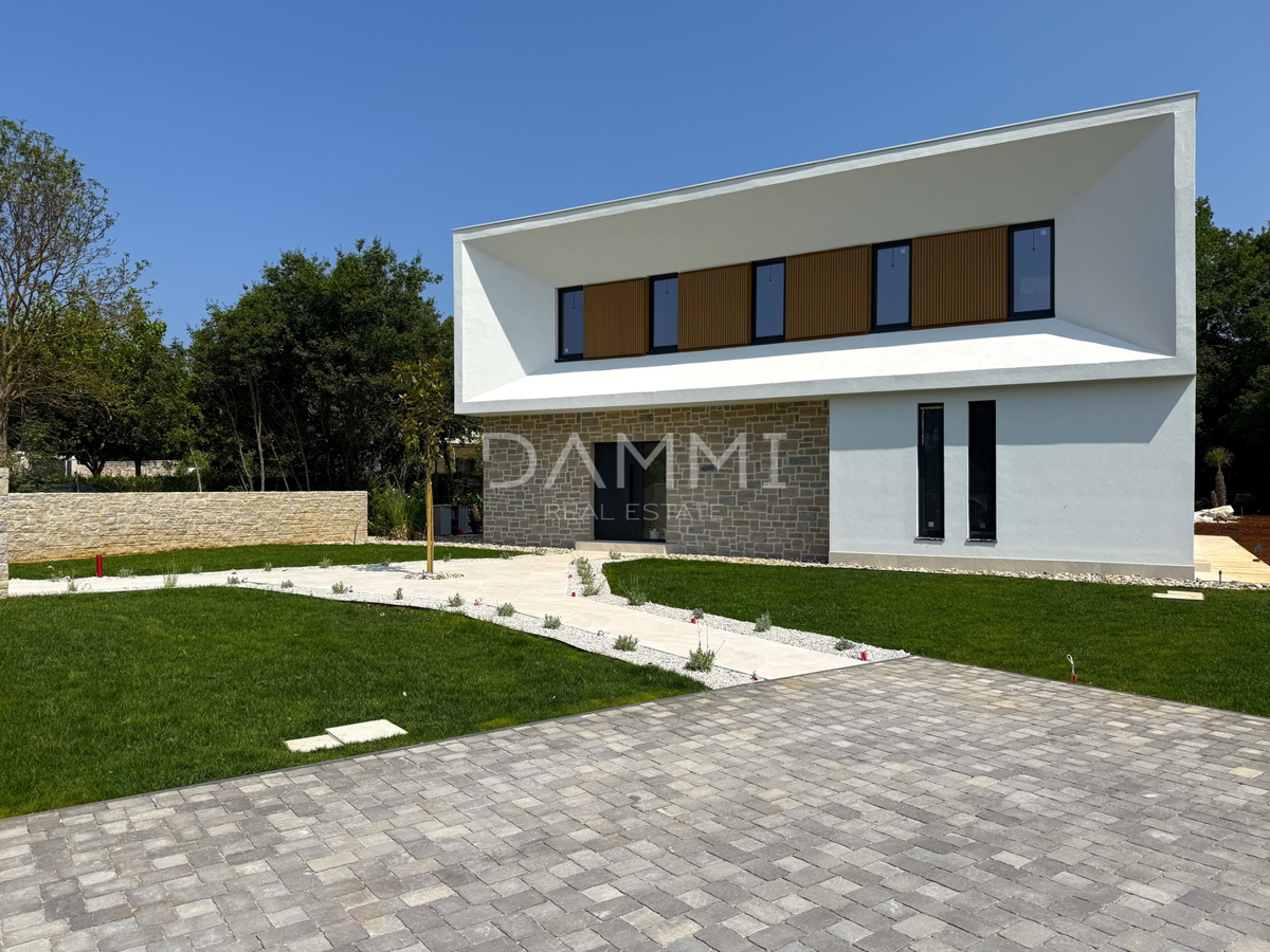 ISTRA, TINJAN - Moderna vila z edinstvenim bazenom in igriščem za padel