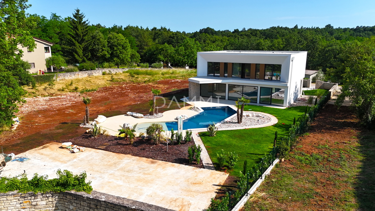 ISTRA, TINJAN - Moderna vila z edinstvenim bazenom in igriščem za padel