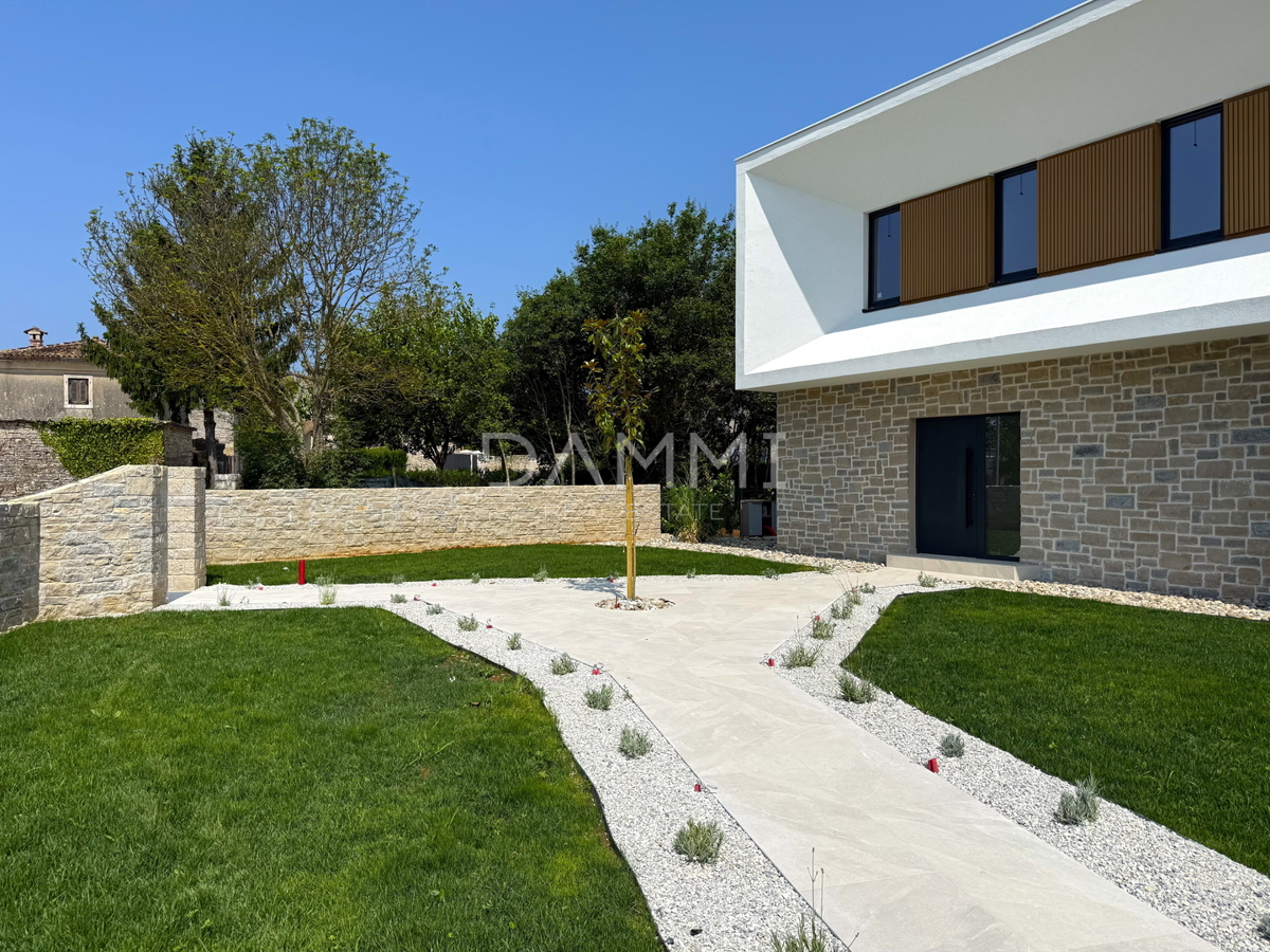 ISTRA, TINJAN - Moderna vila z edinstvenim bazenom in igriščem za padel