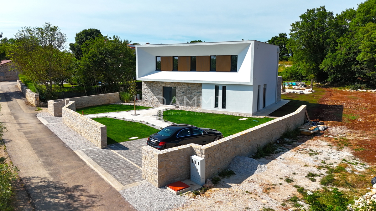 ISTRA, TINJAN - Moderna vila z edinstvenim bazenom in igriščem za padel
