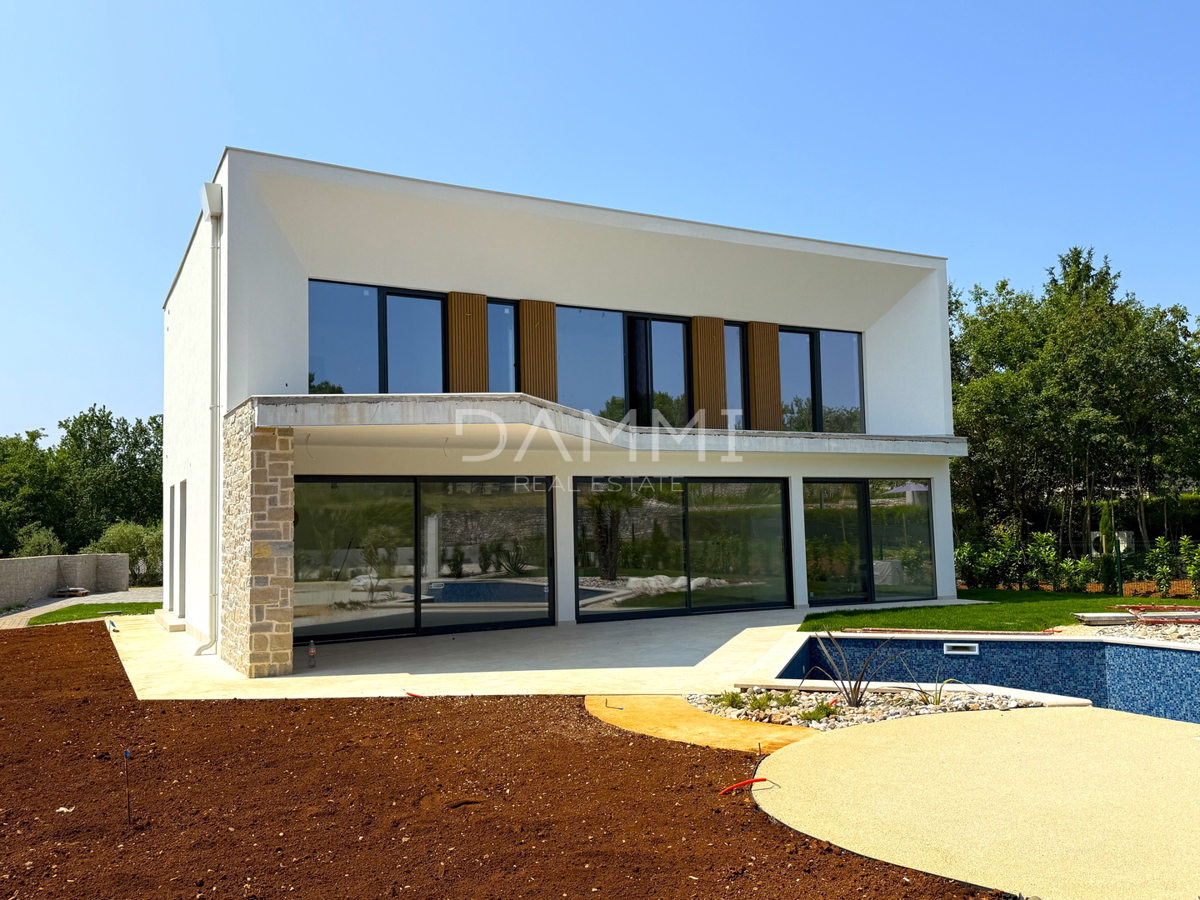 ISTRA, TINJAN - Moderna vila z edinstvenim bazenom in igriščem za padel