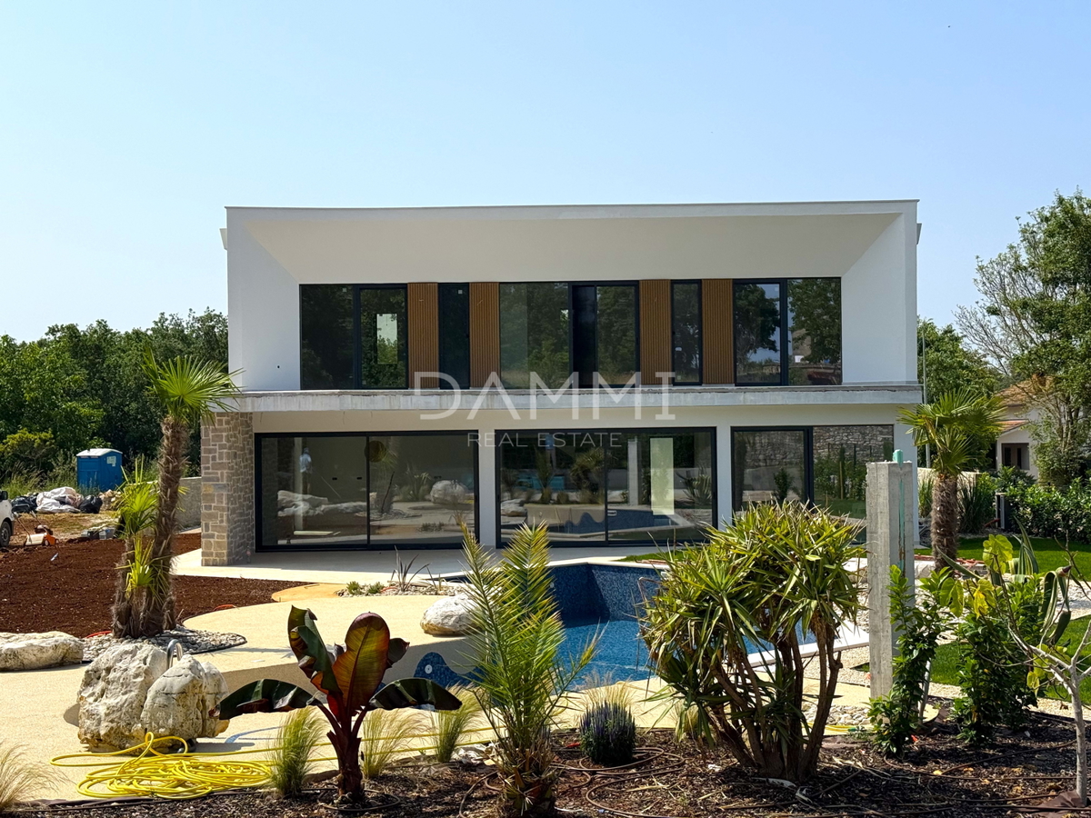 ISTRA, TINJAN - Moderna vila z edinstvenim bazenom in igriščem za padel