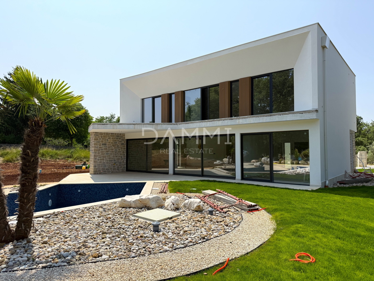 ISTRA, TINJAN - Moderna vila z edinstvenim bazenom in igriščem za padel