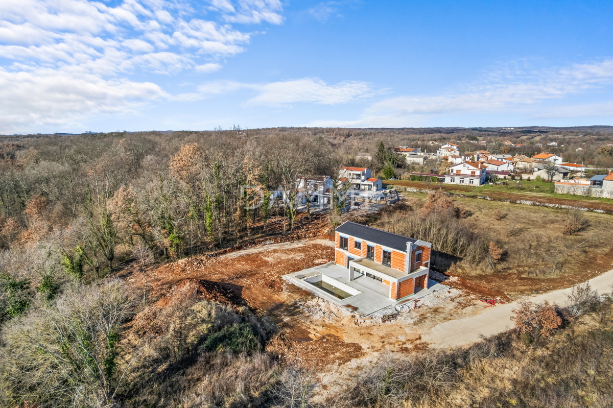 ISTRA, TINJAN - Hiša z bazenom na osamljeni lokaciji in čudovitim razgledom