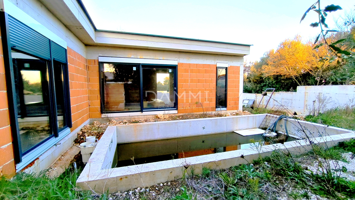 Istra, Ližnjan - hiša z bazenom v roh-bau fazi