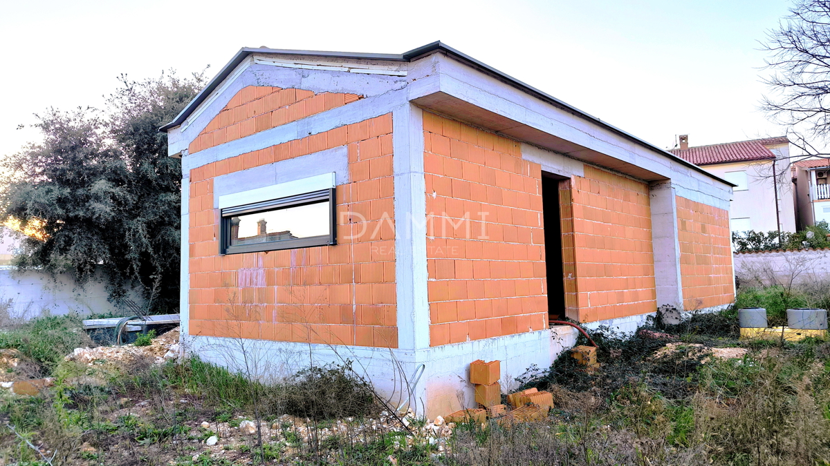 Istra, Ližnjan - hiša z bazenom v roh-bau fazi