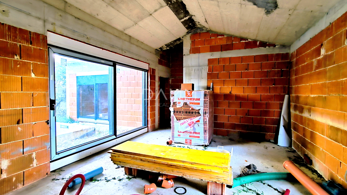 Istra, Ližnjan - hiša z bazenom v roh-bau fazi