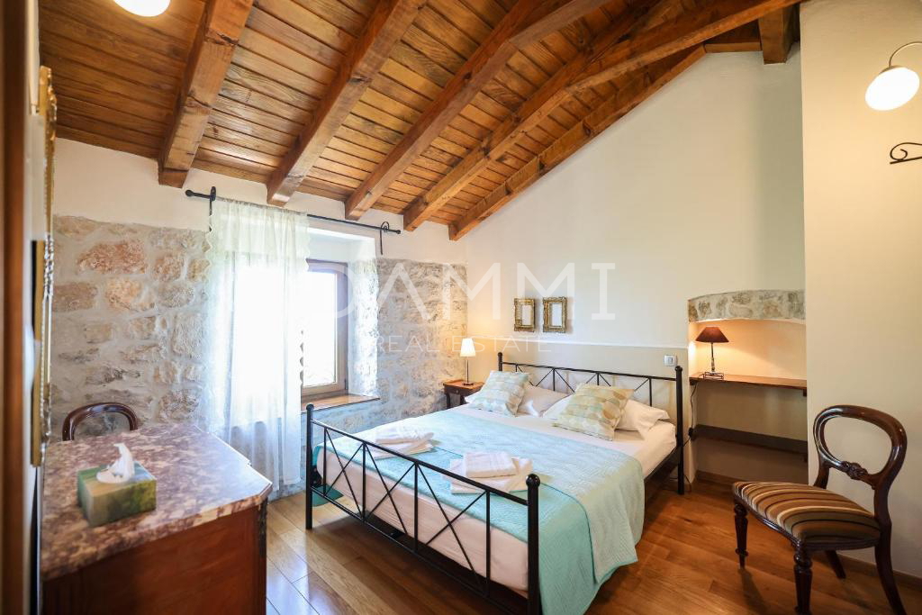 SJEVERNA DALMACIJA, TRIBANJ - Edinstvena kamnita vila s panoramskim pogledom na morje