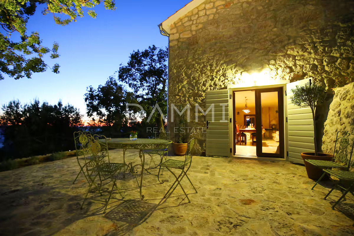 SJEVERNA DALMACIJA, TRIBANJ - Edinstvena kamnita vila s panoramskim pogledom na morje