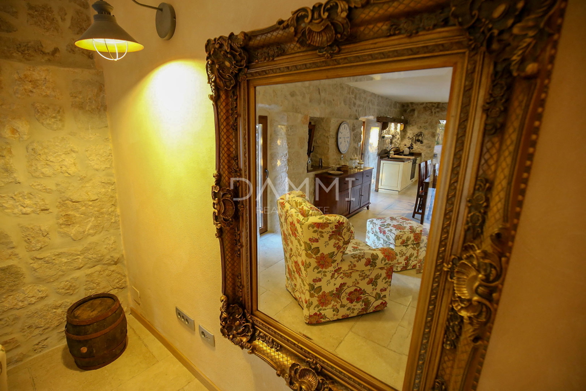 SJEVERNA DALMACIJA, TRIBANJ - Edinstvena kamnita vila s panoramskim pogledom na morje