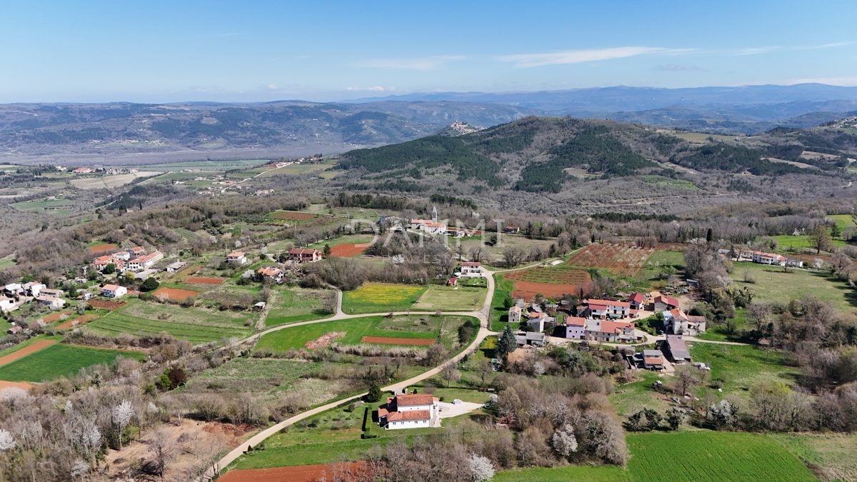 MOTOVUN, OKOLICA - Grajeno zemljišče 815 m2 z odprtim razgledom
