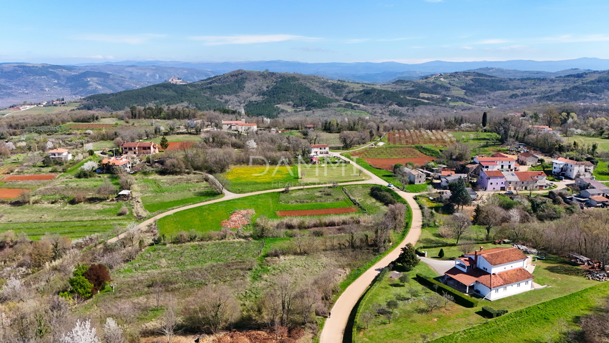 MOTOVUN, OKOLICA - Grajeno zemljišče 815 m2 z odprtim razgledom