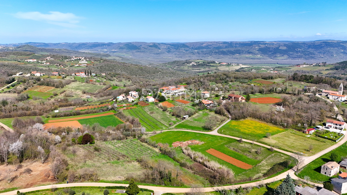 MOTOVUN, OKOLICA - Grajeno zemljišče 815 m2 z odprtim razgledom