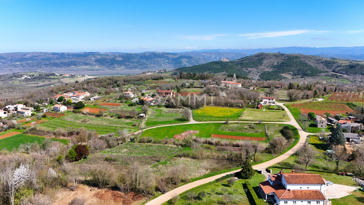 MOTOVUN, OKOLICA - Grajeno zemljišče 815 m2 z odprtim razgledom
