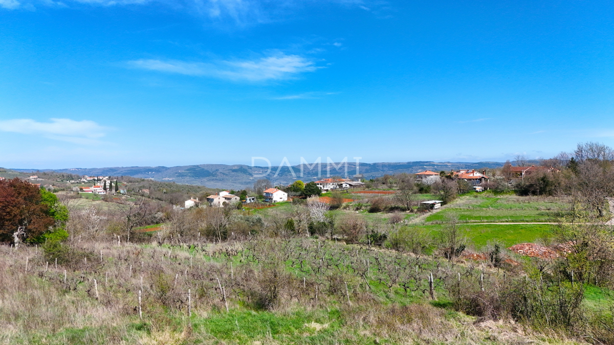 MOTOVUN, OKOLICA - Grajeno zemljišče 815 m2 z odprtim razgledom