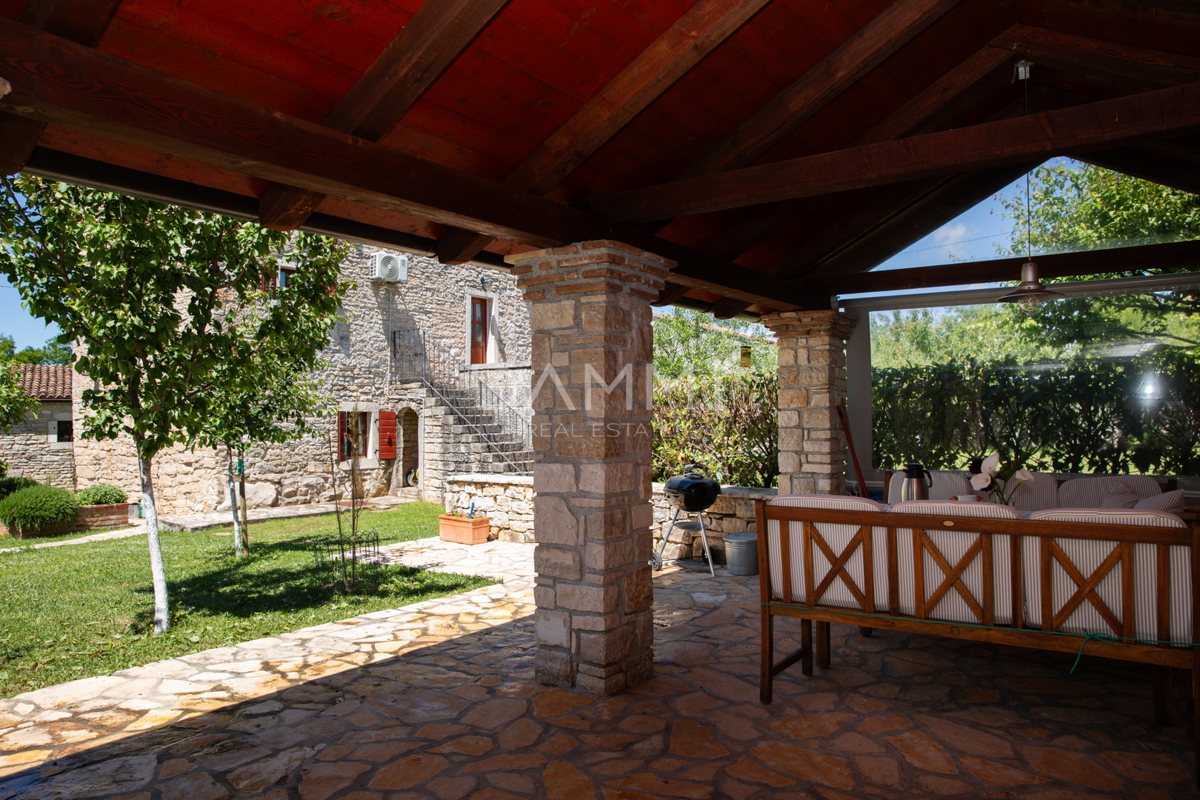 ISTRA, KANFANAR - Tradicionalna istrska hiša s bazenom