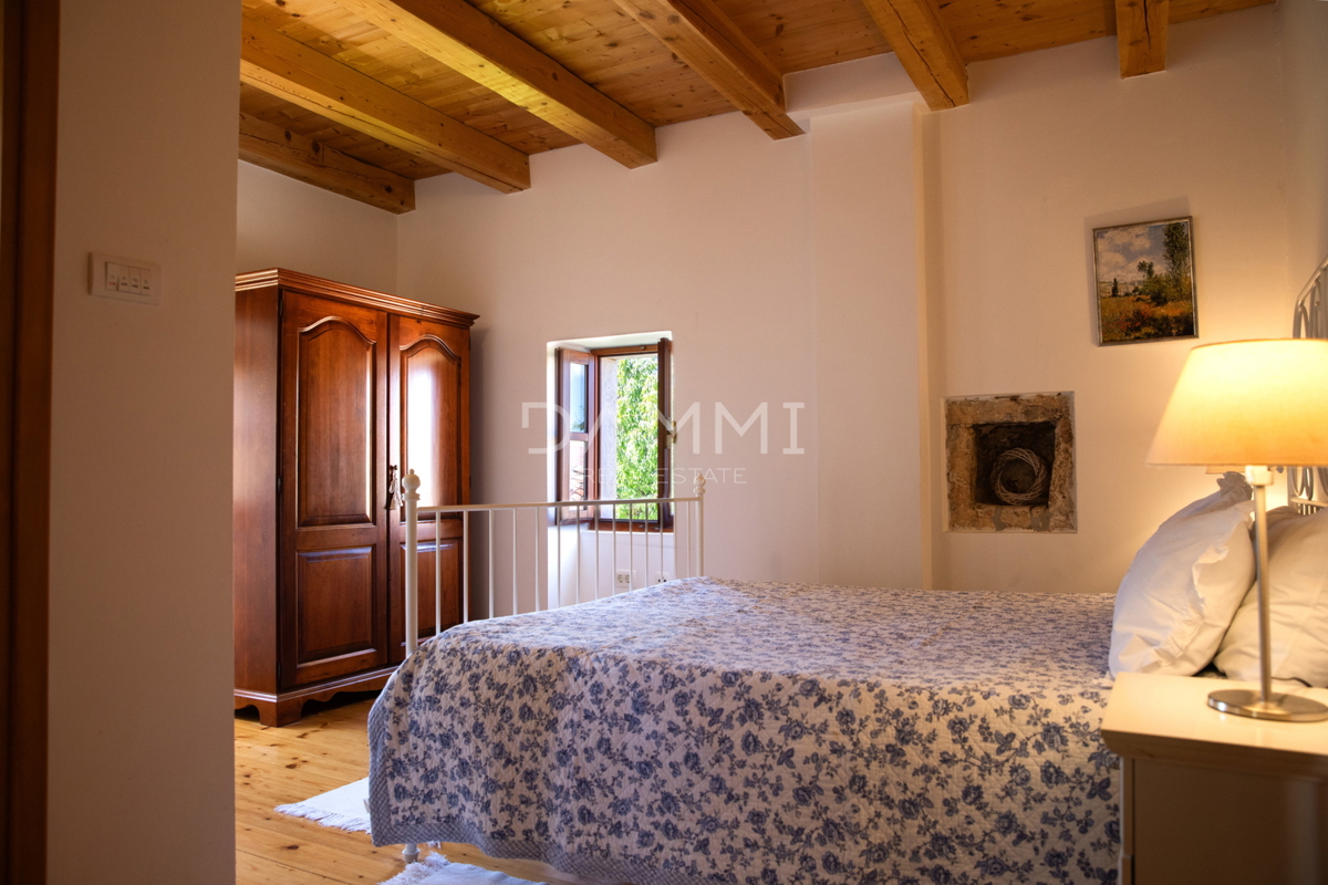 ISTRA, KANFANAR - Tradicionalna istrska hiša s bazenom