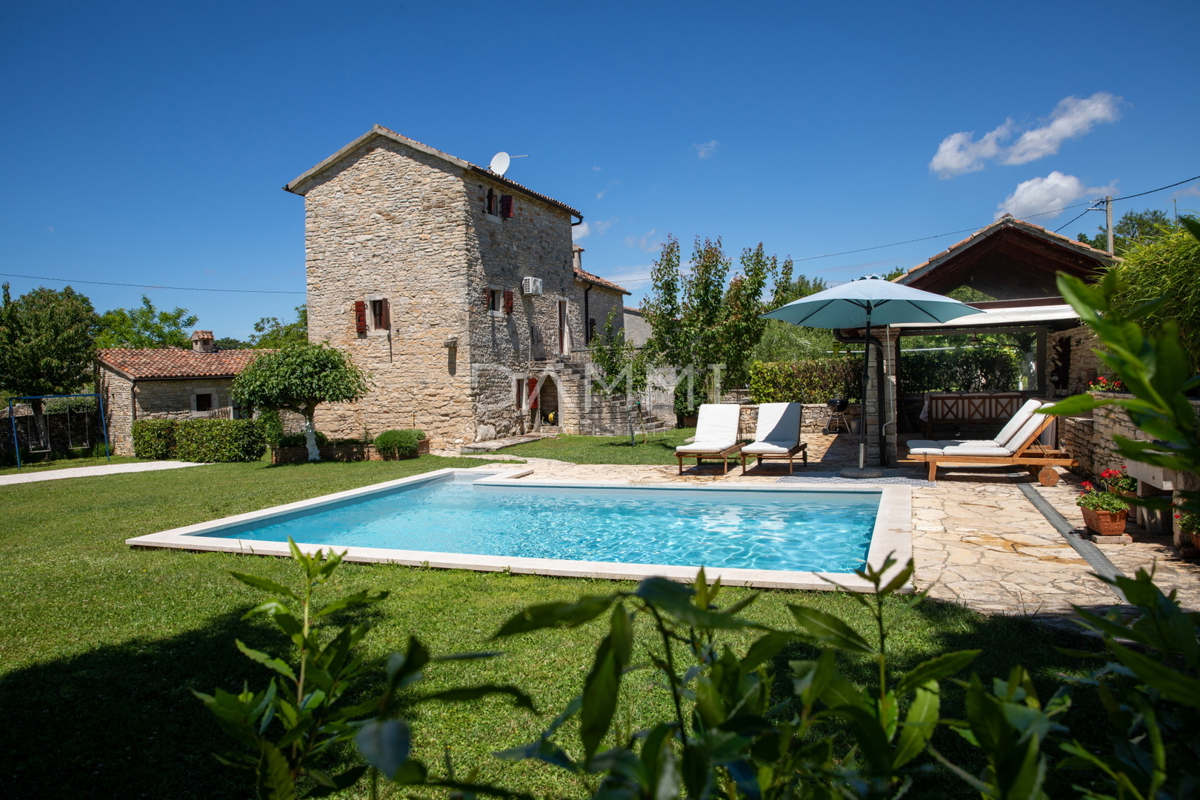 ISTRA, KANFANAR - Tradicionalna istrska hiša s bazenom