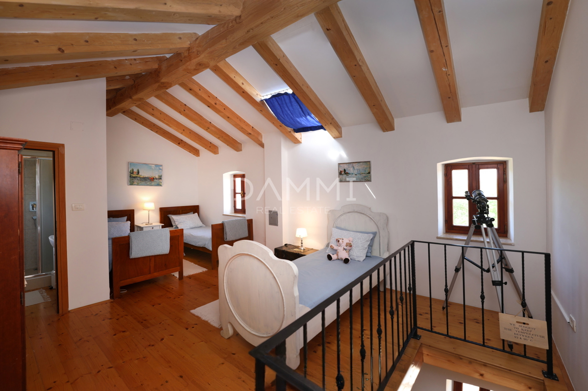 ISTRA, KANFANAR - Tradicionalna istrska hiša s bazenom