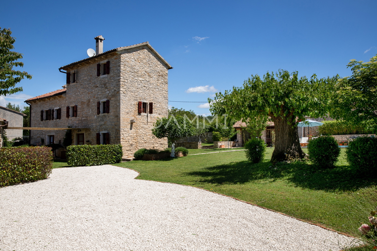 ISTRA, KANFANAR - Tradicionalna istrska hiša s bazenom