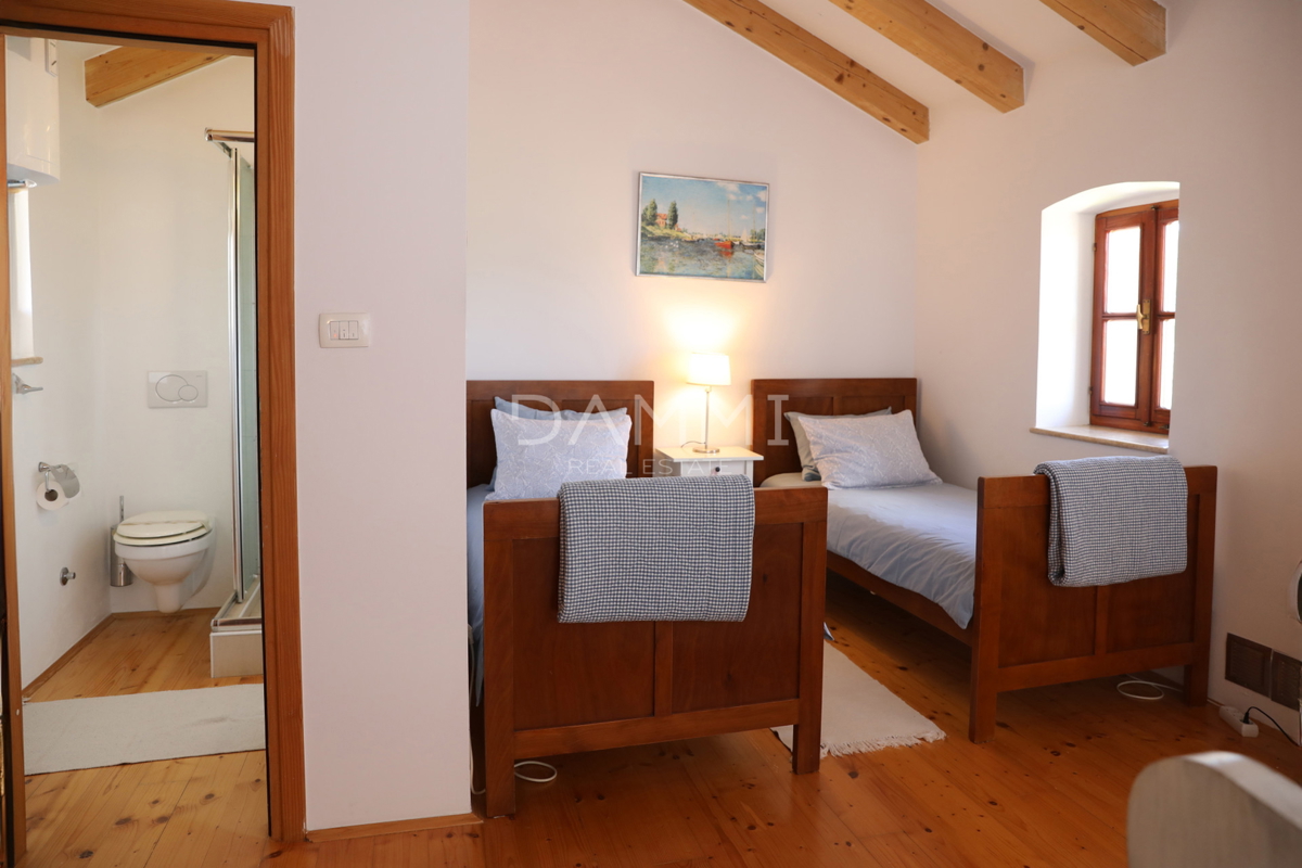 ISTRA, KANFANAR - Tradicionalna istrska hiša s bazenom