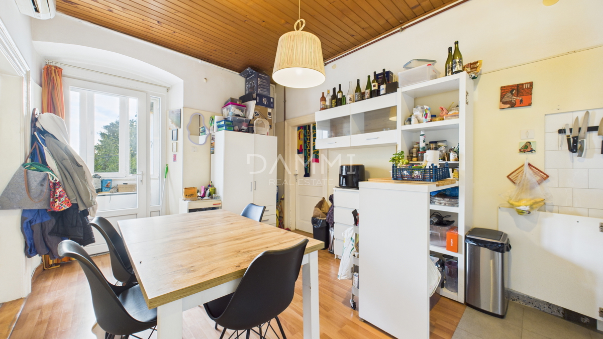 Pula, center - stanovanje z balkonom