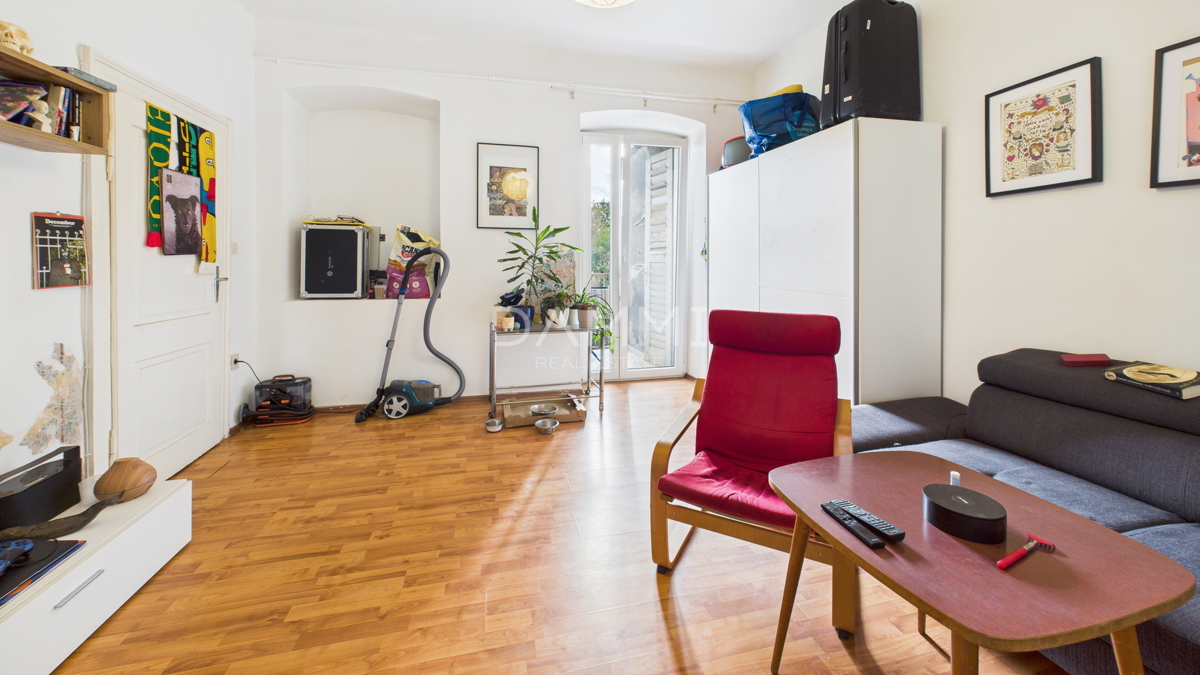 Pula, center - stanovanje z balkonom